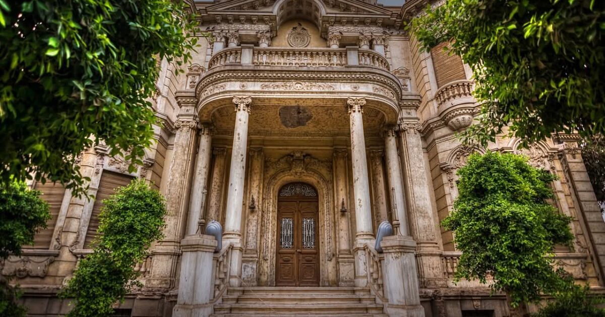 مصر جميله شوارعها ومبانيها وكل مكان فيها له حكايه مع حكايه مكان