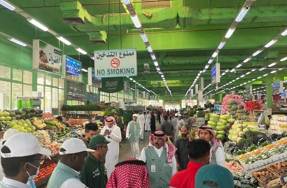 ‏“بيئة العاصمة المقدسة” ولجنة التوطين تفقد سوق الخضار والفواكه المركزي