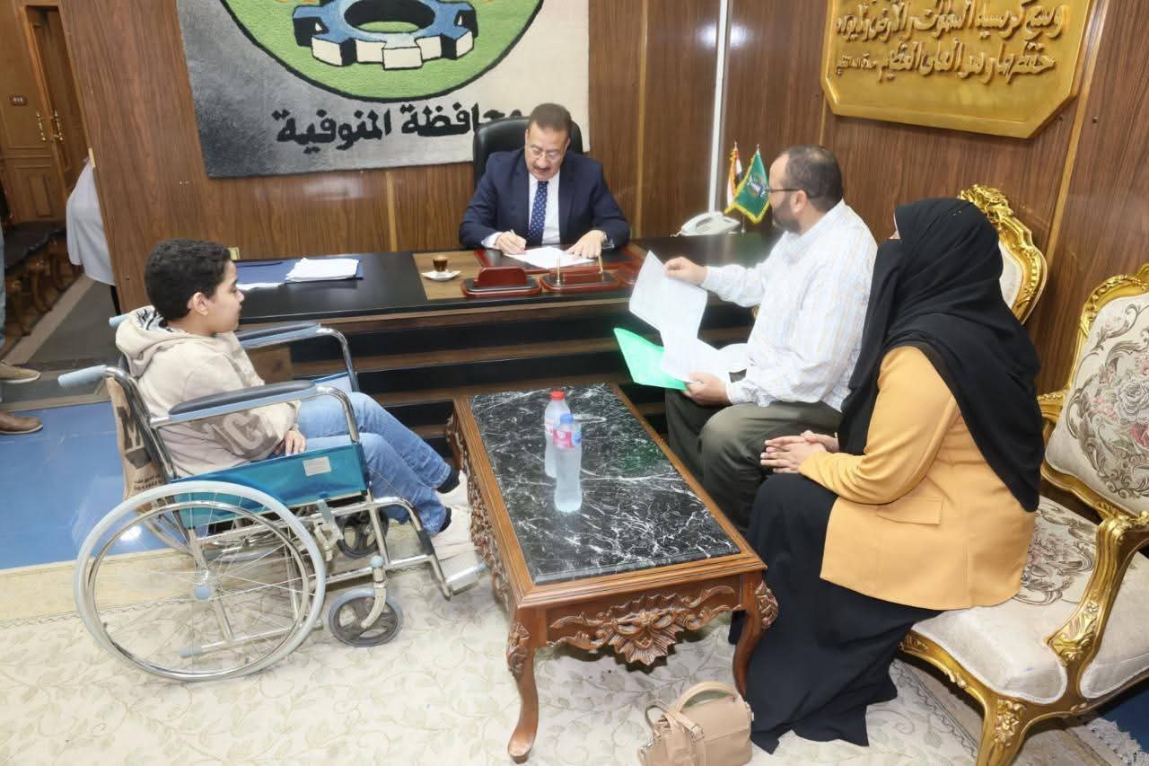 محافظ المنوفية يواصل لقاءاته اليومية بالمواطنين ويقرر صرف مساعدات مالية وعينية لعدد من الحالات الإنسانية دعماً لهم
