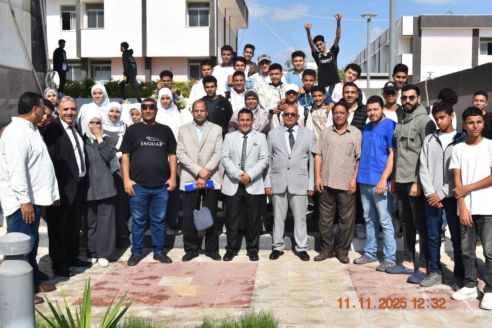 طلاب مدرسة الزيتون الثانوية في زيارة علمية لكلية الطب البيطري جامعة مدينة السادات