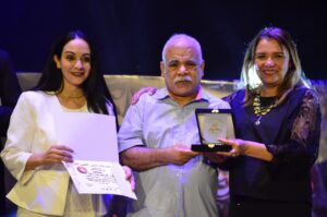 مهرجان القاهر الدولى للطفل يكرم شيخ المصورين عيد خليل