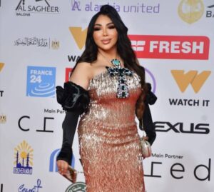 إطلالة فرعونية راقية.. غادة إبراهيم تتألق بـ"مفتاح الحياة" على السجادة الحمراء لمهرجان القاهرة