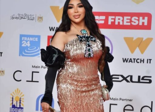 إطلالة فرعونية راقية.. غادة إبراهيم تتألق بـ"مفتاح الحياة" على السجادة الحمراء لمهرجان القاهرة