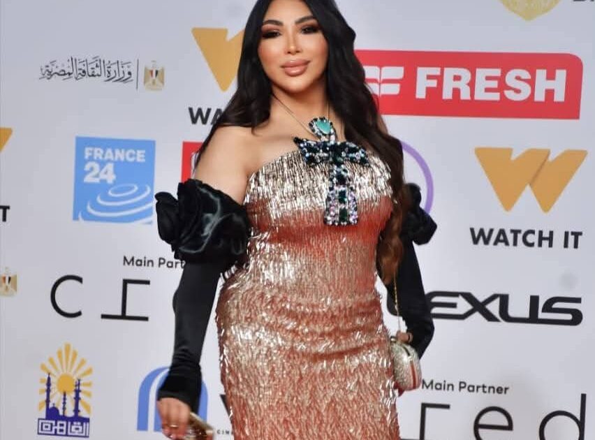 إطلالة فرعونية راقية.. غادة إبراهيم تتألق بـ"مفتاح الحياة" على السجادة الحمراء لمهرجان القاهرة