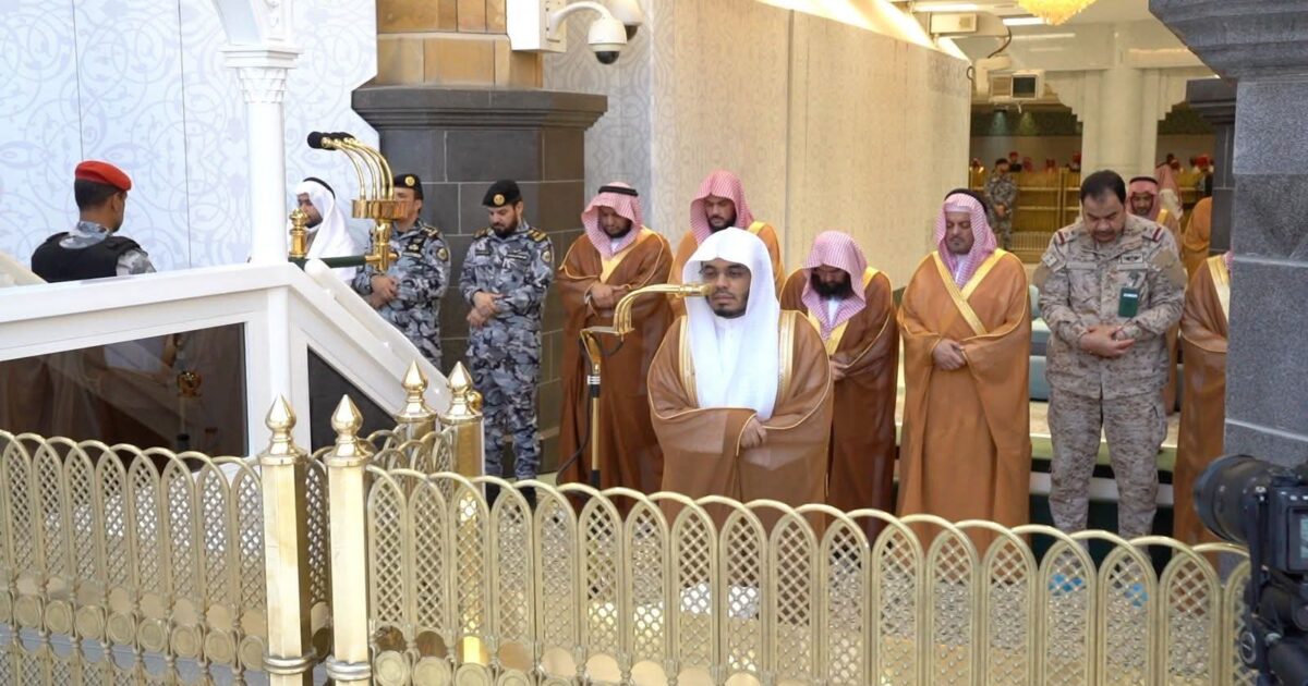 نائب أمير منطقة مكة المكرمة، يؤدي صلاة الاستسقاء بالمسجد الحرام والدوسري يؤم المصلين 