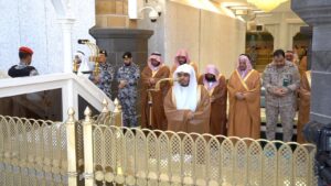 نائب أمير منطقة مكة المكرمة، يؤدي صلاة الاستسقاء بالمسجد الحرام والدوسري يؤم المصلين 