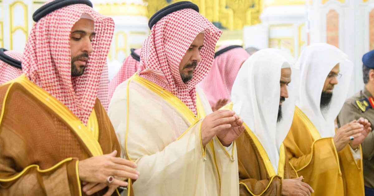 أمير منطقة المدينة المنورة.يؤدي صلاة الاستسقاء بالمسجد النبوي والحذيفي يؤم المصلين
