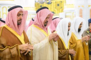 أمير منطقة المدينة المنورة.يؤدي صلاة الاستسقاء بالمسجد النبوي والحذيفي يؤم المصلين