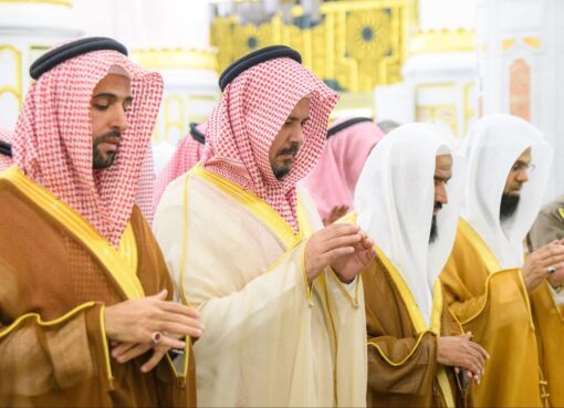 أمير منطقة المدينة المنورة.يؤدي صلاة الاستسقاء بالمسجد النبوي والحذيفي يؤم المصلين