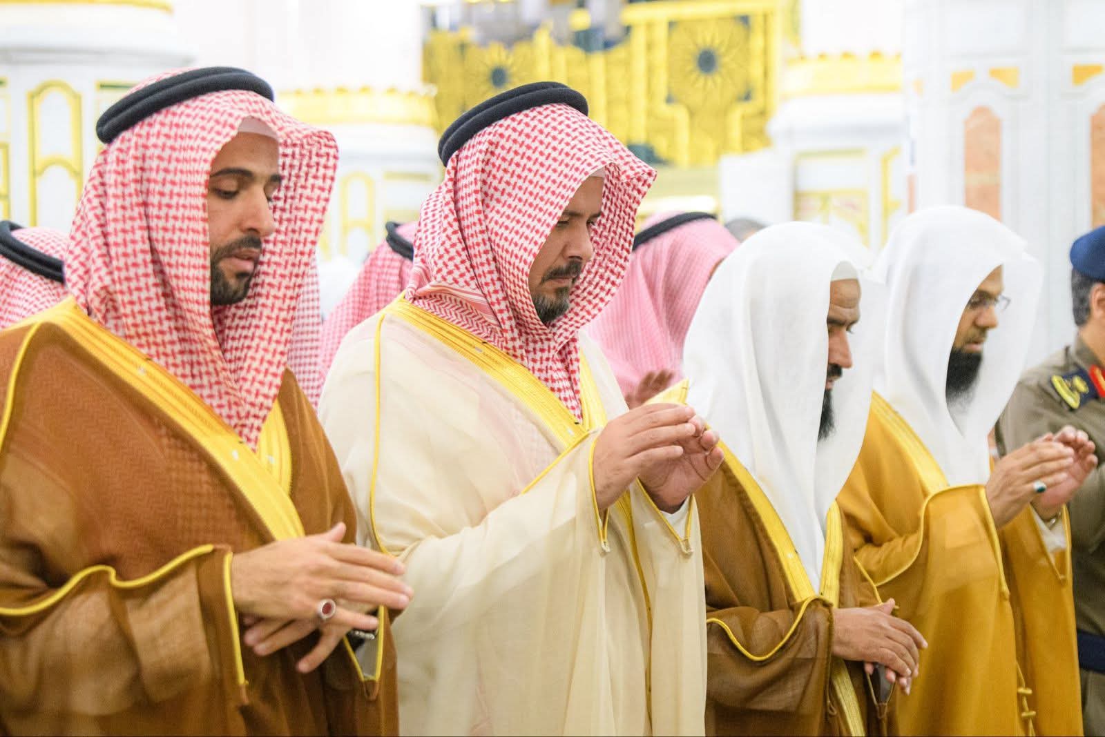 أمير منطقة المدينة المنورة.يؤدي صلاة الاستسقاء بالمسجد النبوي والحذيفي يؤم المصلين