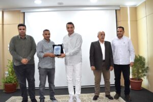 محافظ السويس يعقد اللقاء الأسبوعي مع القيادات التنفيذية ومديري المديريات والإدارات لمتابعة سير العمل وتقديم خدمات للمواطن .