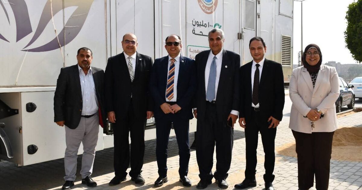 رئيس جامعة حلوان يتفقد فعاليات حملة دعم صحة المرأة ضمن المبادرة الرئاسية "100 مليون صحة"