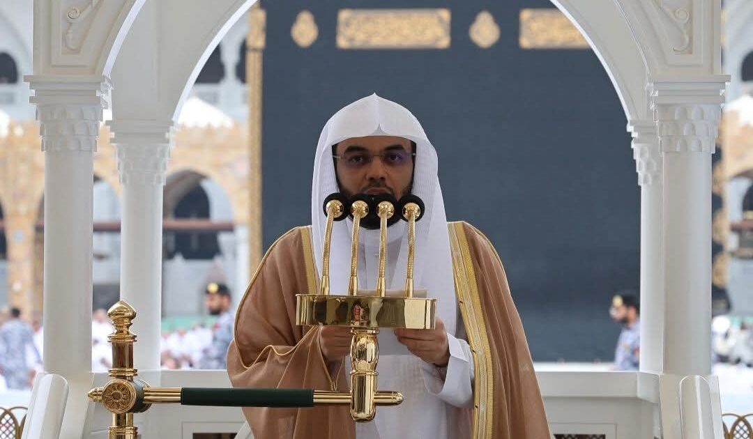 الدوسري يؤم المصلين لصلاة الجمعة بالمسجد الحرام