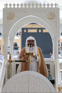 الدوسري يؤم المصلين لصلاة الجمعة بالمسجد الحرام