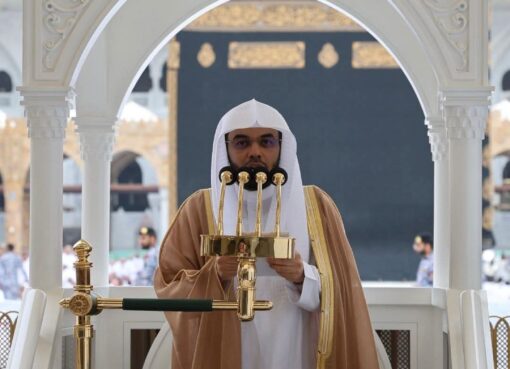 الدوسري يؤم المصلين لصلاة الجمعة بالمسجد الحرام