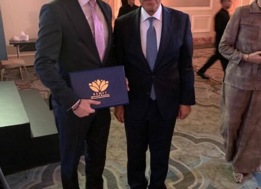 رئيس جامعة السويس يهنئ الدكتور/ هيثم عمران _ بكلية السياسة والاقتصاد