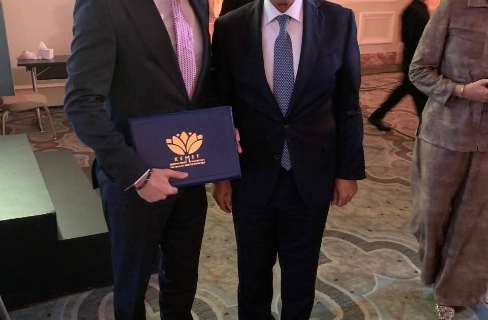 رئيس جامعة السويس يهنئ الدكتور/ هيثم عمران _ بكلية السياسة والاقتصاد