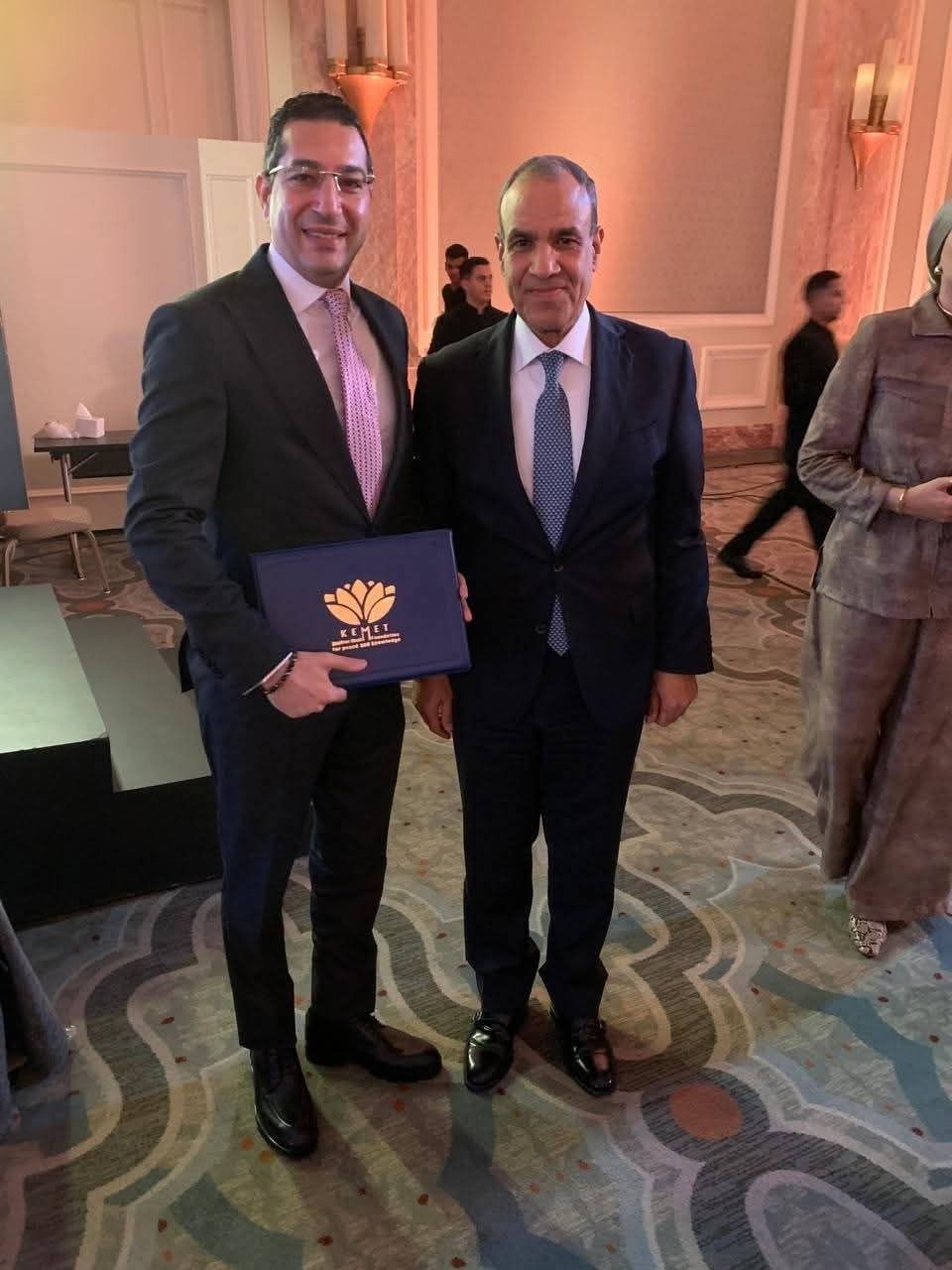 رئيس جامعة السويس يهنئ الدكتور/ هيثم عمران _ بكلية السياسة والاقتصاد