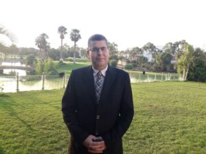 رئيس لم تعرف الدنيا أكمل وأتم وأعدل منه