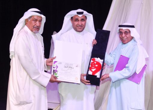 مسرحية "ماسح الأحذية" تتوَّج بجائزتين في مهرجان الكويت الدولي للمونودراما