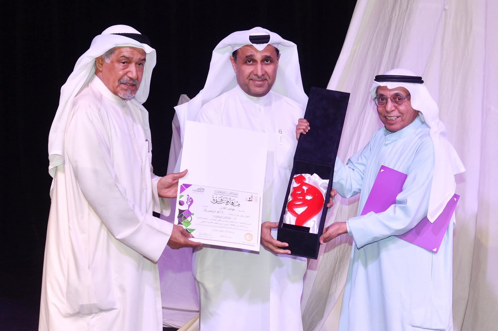 مسرحية "ماسح الأحذية" تتوَّج بجائزتين في مهرجان الكويت الدولي للمونودراما