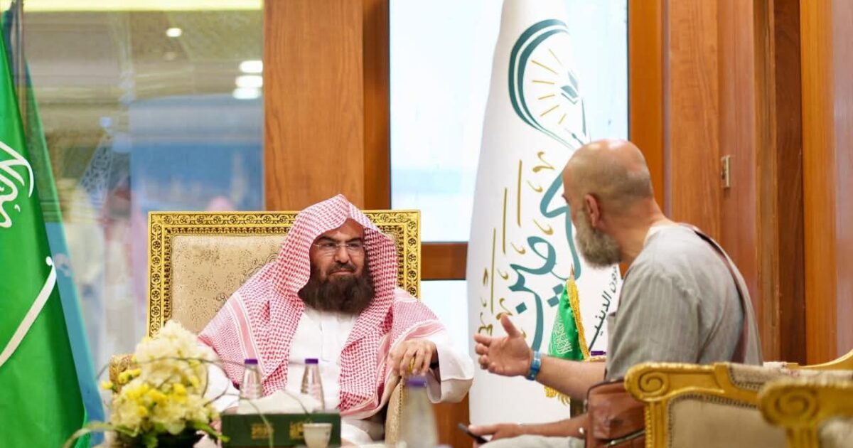 معالي الشيخ السديس يستقبل المستفيدين ويؤكد استمرار تطوير الخدمات الدينية