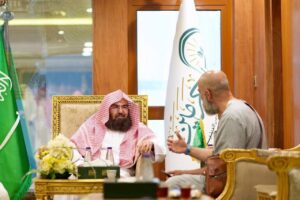 معالي الشيخ السديس يستقبل المستفيدين ويؤكد استمرار تطوير الخدمات الدينية