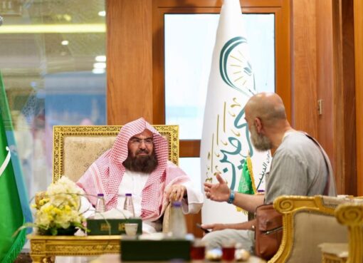 معالي الشيخ السديس يستقبل المستفيدين ويؤكد استمرار تطوير الخدمات الدينية