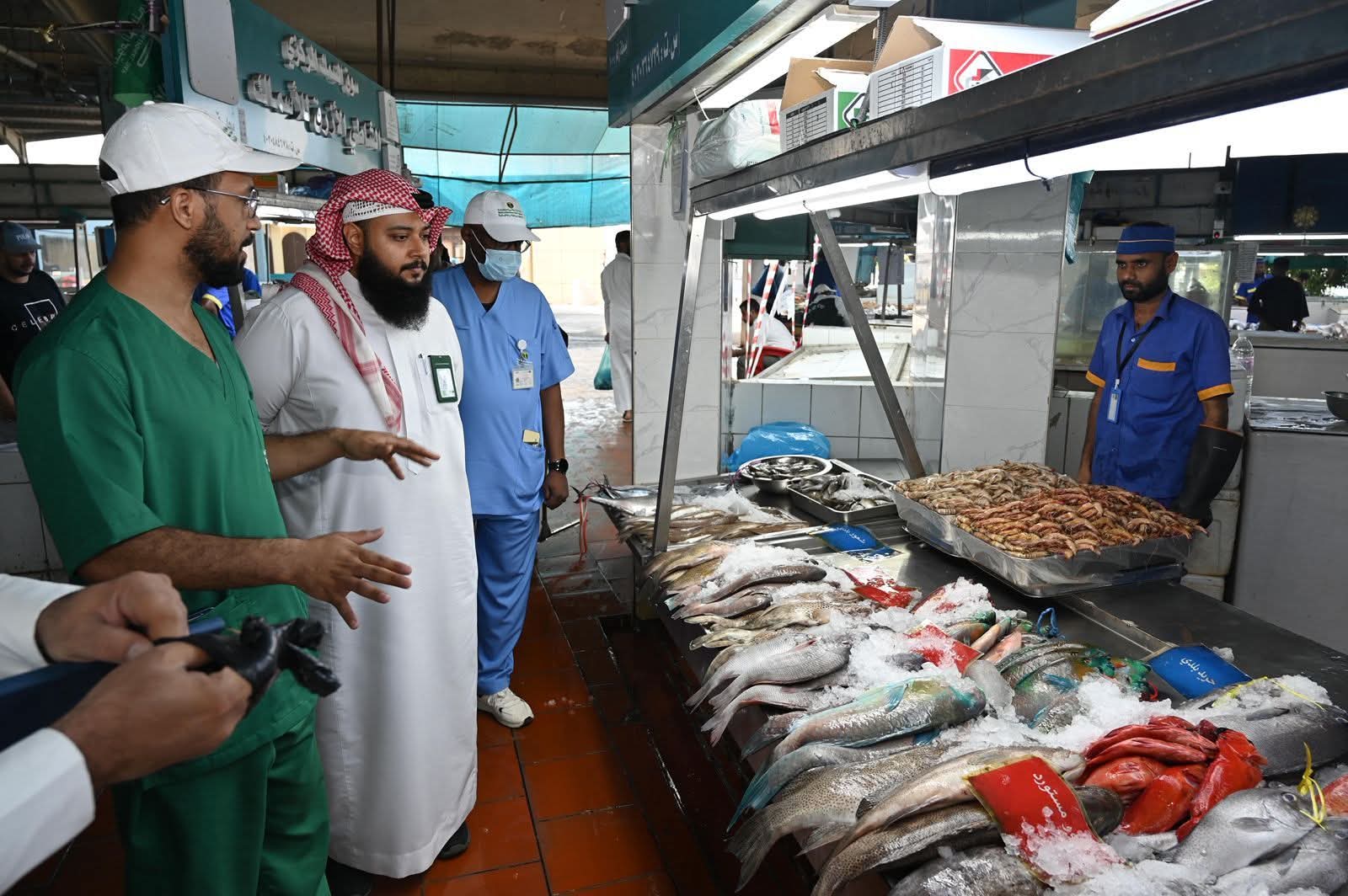 ‏بيئة منطقة مكة المكرمة تكثّف الرقابة الميدانية على أسواق الخضار والفواكة والأسماك ضمن حملة “سلامة الأغذية والمنتجات”