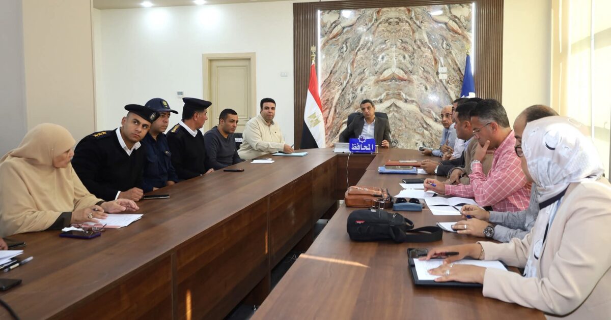 محافظ السويس يعقد إجتماعاً لمناقشة الخطة الإستثمارية للمحافظة