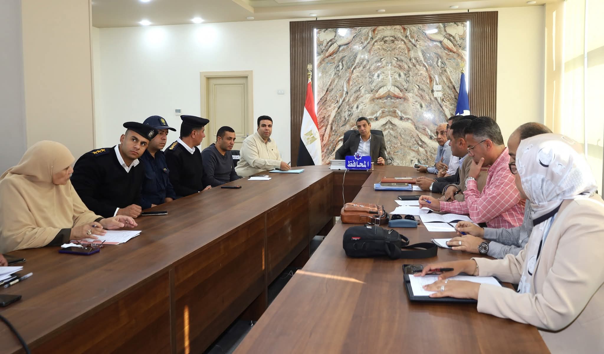 محافظ السويس يعقد إجتماعاً لمناقشة الخطة الإستثمارية للمحافظة