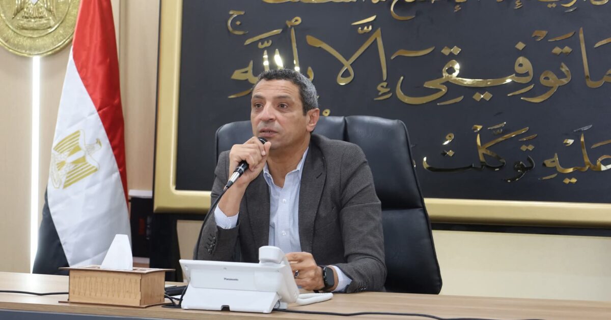 محافظ السويس يلتقي القيادات التنفيذية لبحث عدد من الملفات التي تمس المواطنين