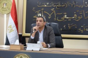 محافظ السويس يلتقي القيادات التنفيذية لبحث عدد من الملفات التي تمس المواطنين