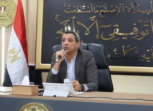 محافظ السويس يلتقي القيادات التنفيذية لبحث عدد من الملفات التي تمس المواطنين