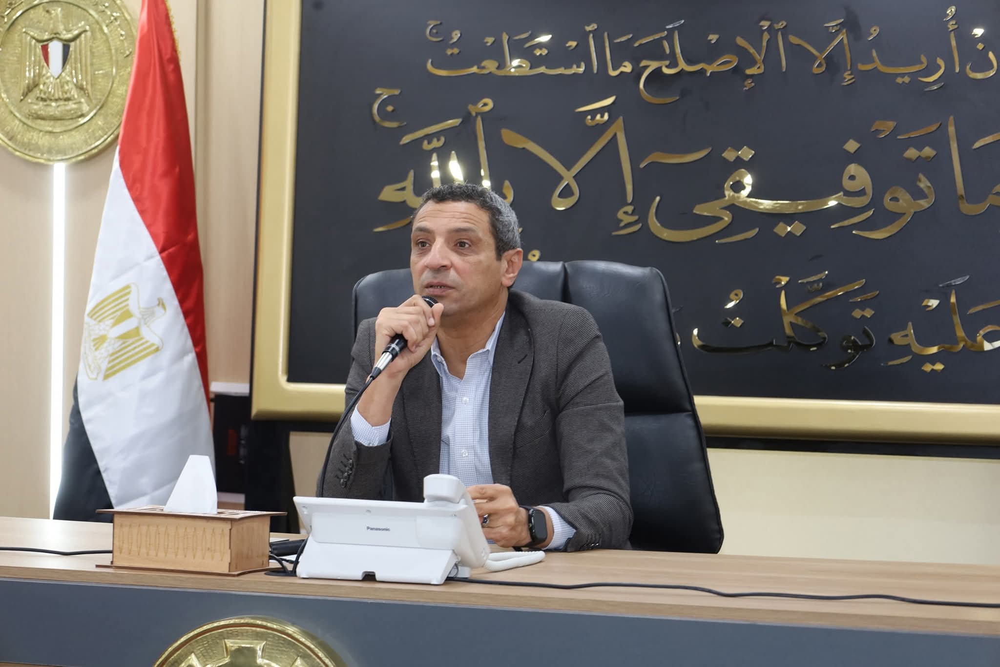 محافظ السويس يلتقي القيادات التنفيذية لبحث عدد من الملفات التي تمس المواطنين