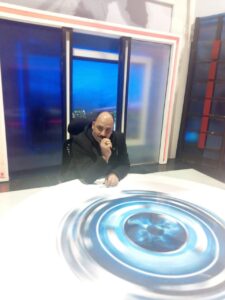 حين ينهض التراب قلبا سيرة العشق الأول للوطن