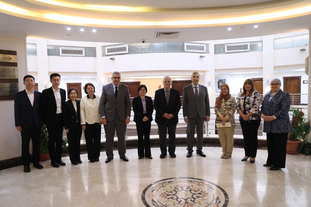 وزير التعليم العالي يبحث سبل تعزيز التعاون مع وفد الجامعة المفتوحة في الصين
