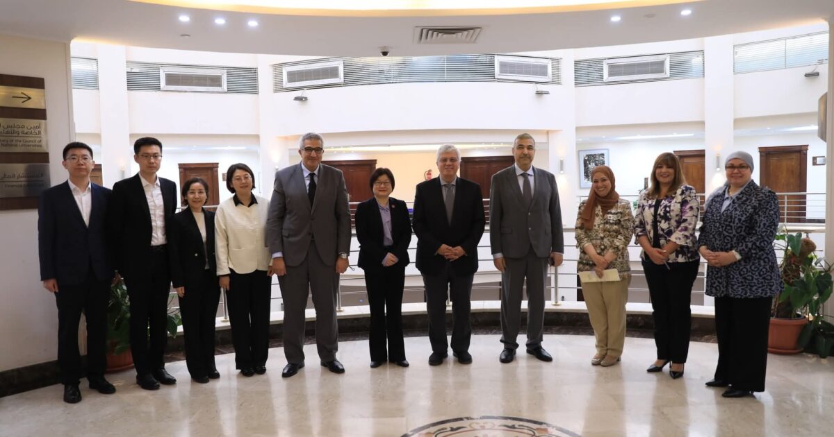 وزير التعليم العالي يبحث سبل تعزيز التعاون مع وفد الجامعة المفتوحة في الصين