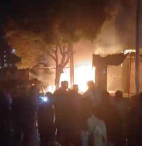 حريق كبير في كشك مجاور للحديقة العامة بطامية والحماية المدنية تسيطر دون إصابات