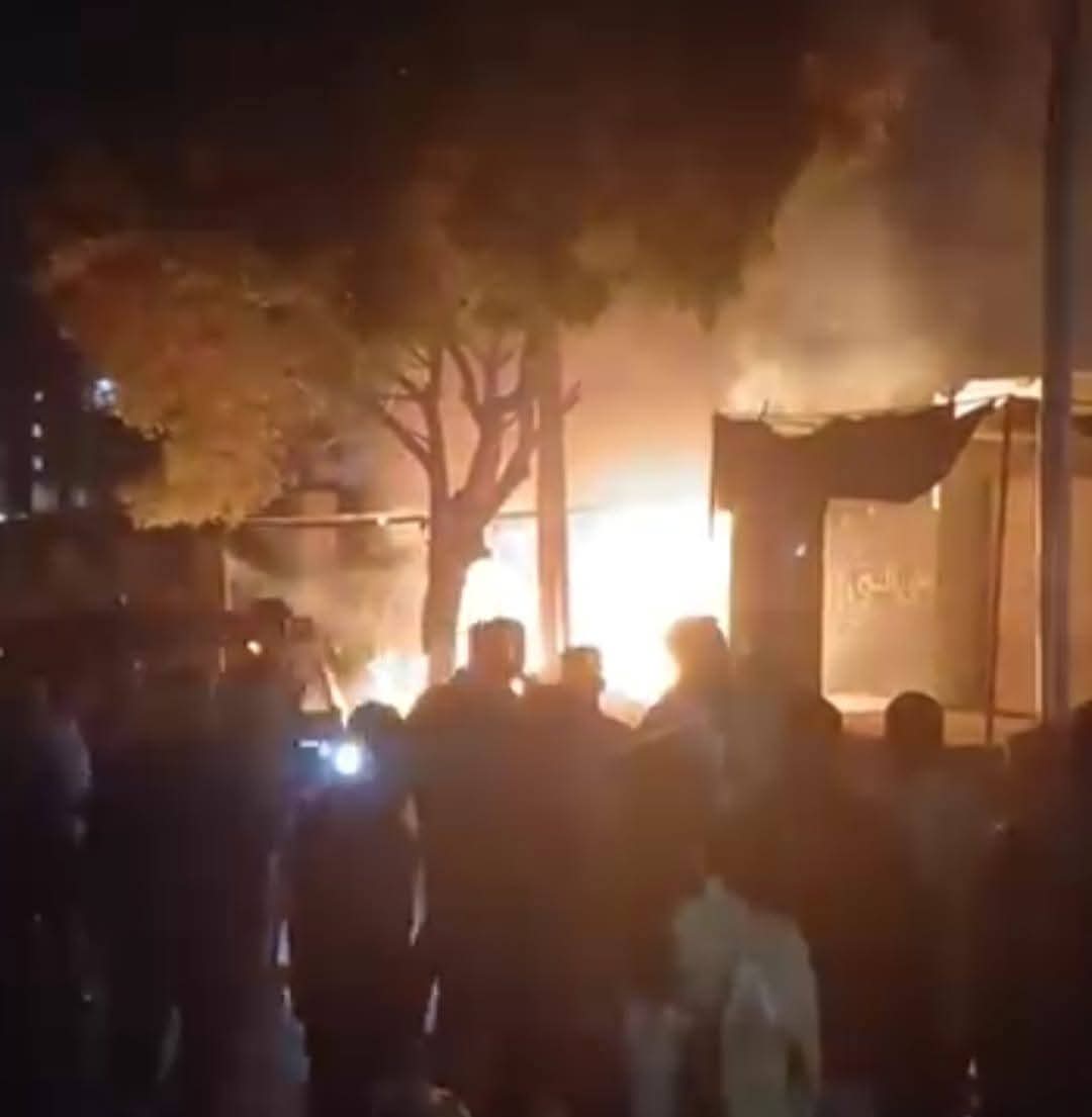 حريق كبير في كشك مجاور للحديقة العامة بطامية والحماية المدنية تسيطر دون إصابات