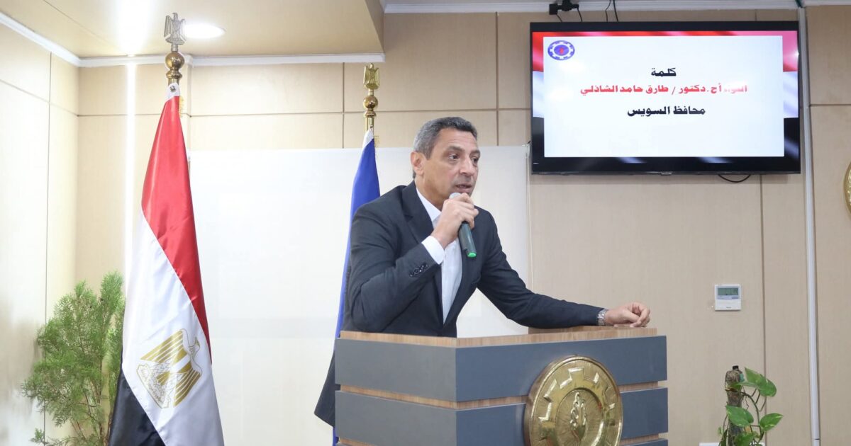 محافظ السويس يستقبل وفد كلية آداب أسيوط