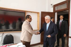 وزير التعليم العالي يُدلي بصوته في انتخابات مجلس النواب ٢٠٢٥ بمدرسة سيزا نبراوي