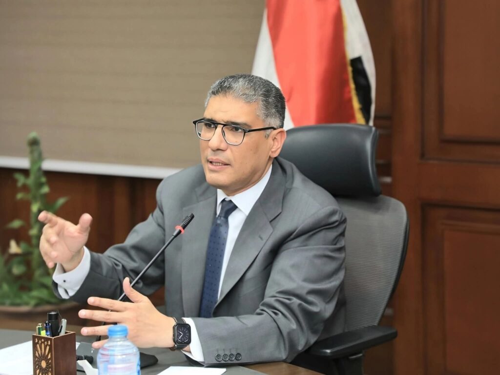 محافظ الجيزة استقبال ٦٤ طلبًا من المواطنين عقب الإعلان عن منظومة إحلال واستبدال التوك توك بالمركبات الجديدة