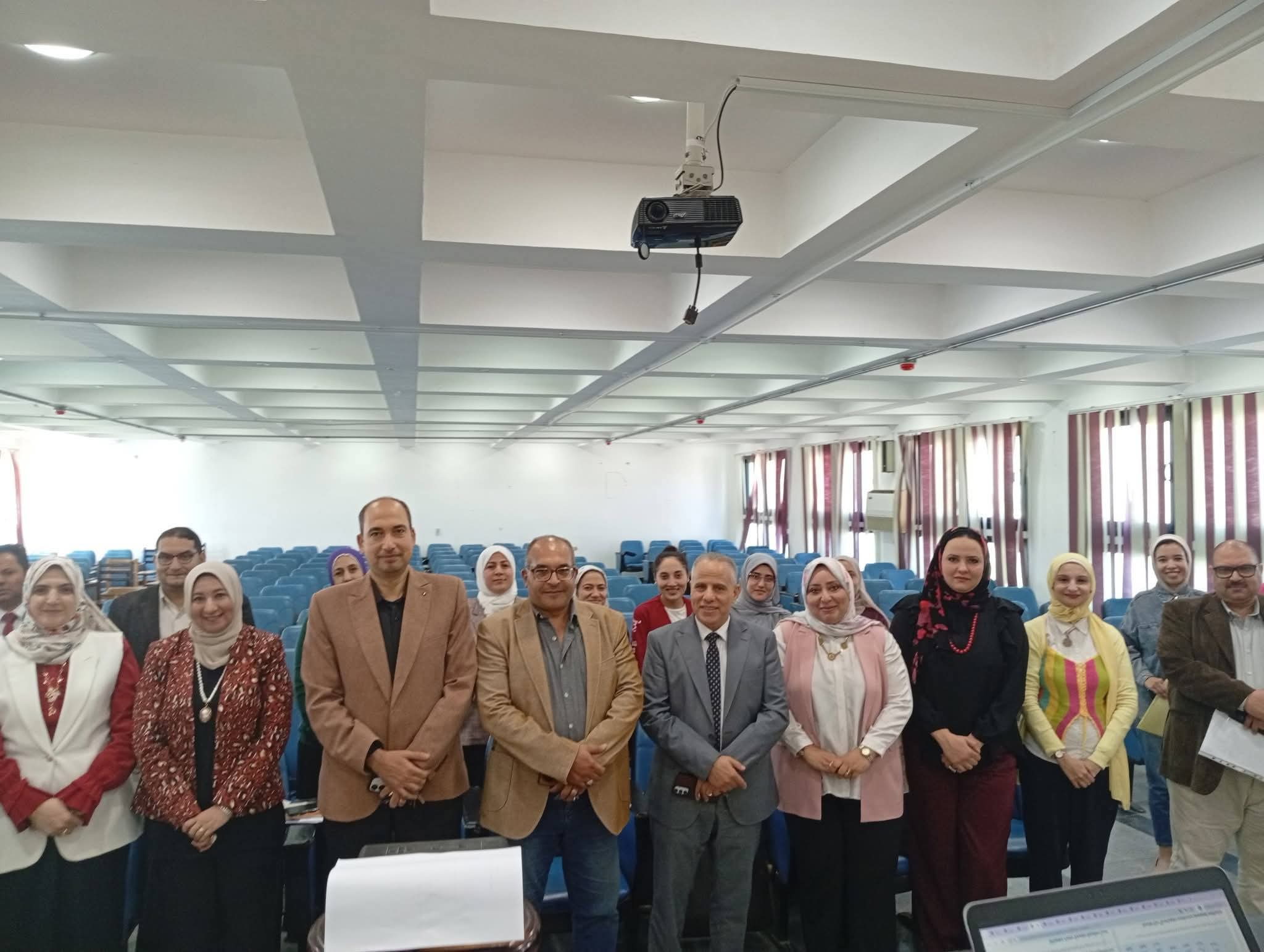 البرامج الاكاديميةوكيفية كتابة توصيف المقرر بأروقة كلية التربية جامعة دمنهور 