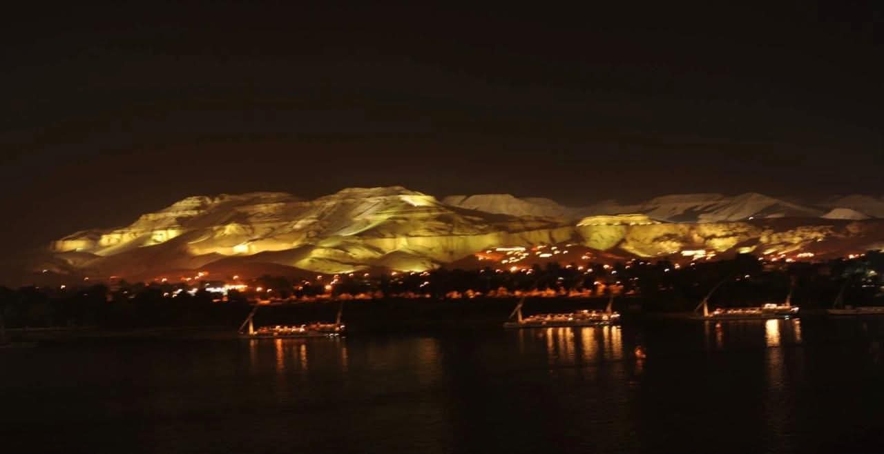 وأشار اللواء سمير فرج  صمم هذا المشروع طاقم تصميم اضاءة برج ايفل في فرنسا بون اي جنيه وكانت هدية من السفارة الفرنسية في القاهرة ونفذ المشروع شركه الصوت والضوء المصرية قطاع عام بس حقيقي مشروع تحفه.