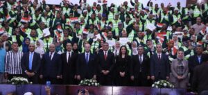 محافظ الجيزة يكرّم ١٧٠ عاملاً بالنظافة من المشاركين في أعمال التجميل بمحيط المتحف المصري الكبير