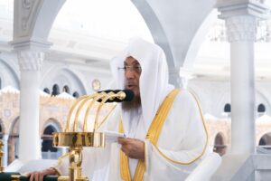 الشيخ الدكتور أسامة خياط يؤم المصلين لصلاة الجمعة بالمسجد الحرام