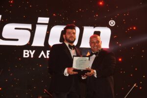 تكريم محمد عاطف المدير العام لمجموعة عبده الأمير في مصر والإمارات والسعودية