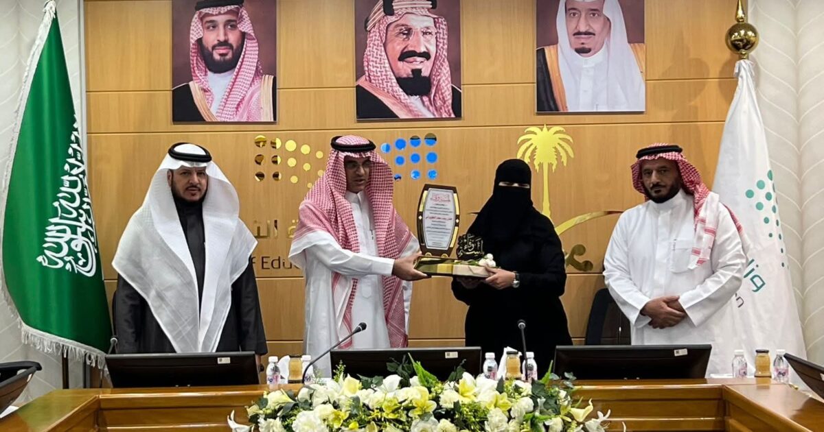 إدارة تعليم الطائف" تناقش الانضباط المدرسي ونظامي أعمالي والدعم الموحد -ومدير التعليم يشيد بدور الكوادر التعليمية