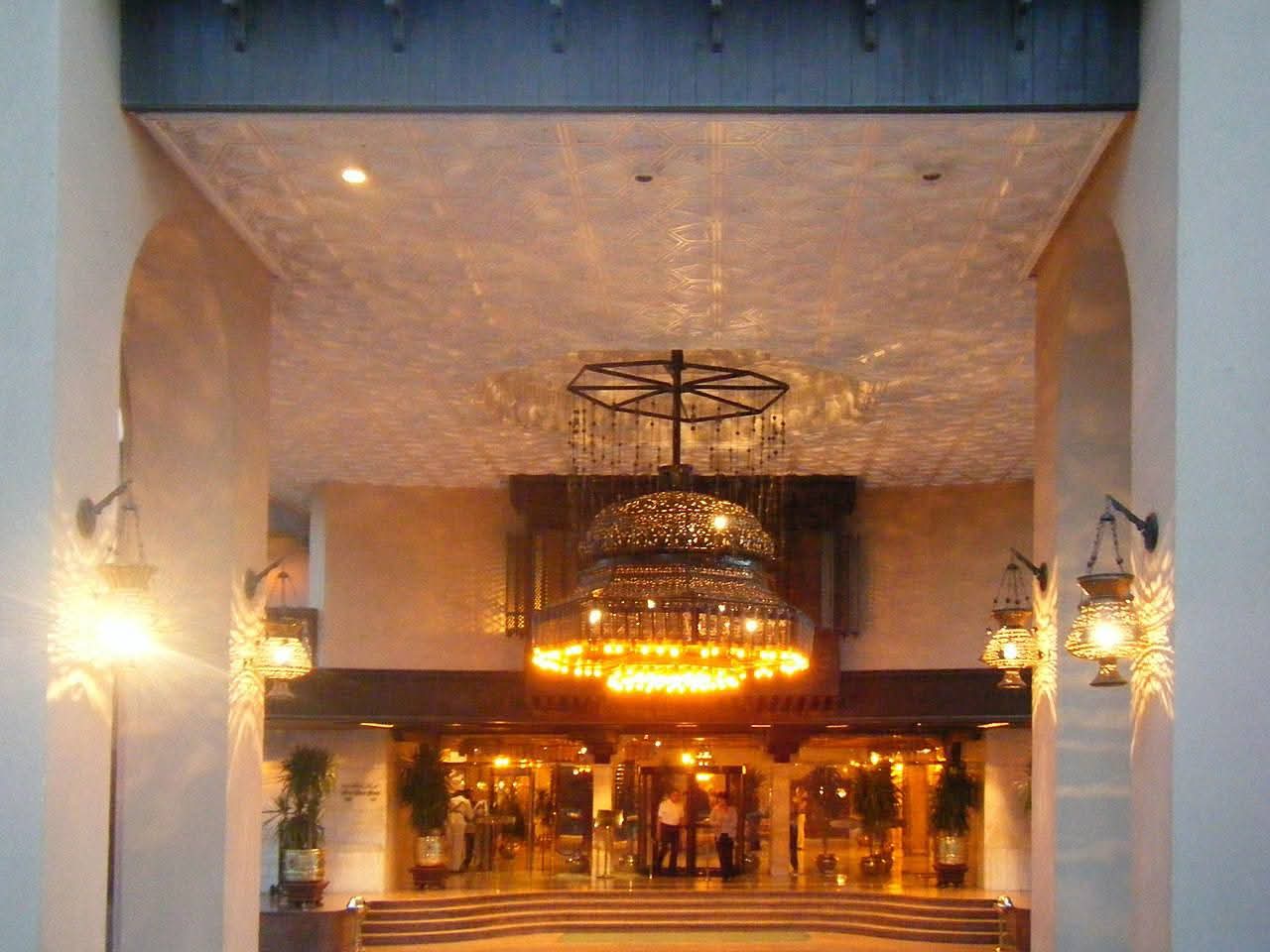 مصر جميله بشوارعها ومبانيها وكل مكان فيها له حكايه مع حكايه مكان.